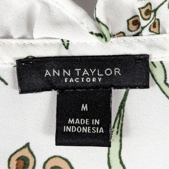 Ann Taylor Factory Blouse Medium Floral Ruffle Sleeve White Blue Top Pullover - Picture 2 of 3